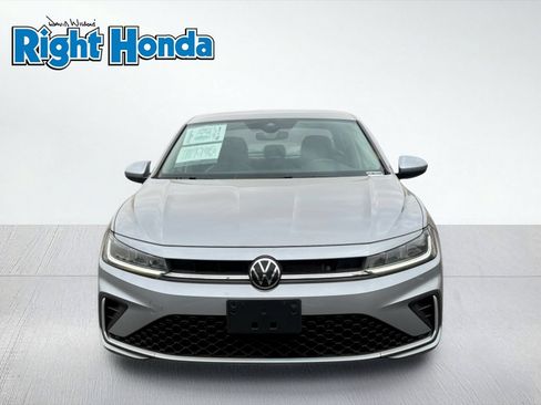 Used 2025 Volkswagen Jetta SE FWD image 5
