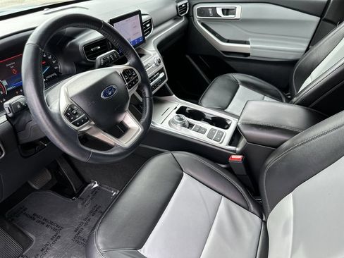 Certified 2023 Ford Explorer XLT w/ Equipment Group 202A RWD image 9