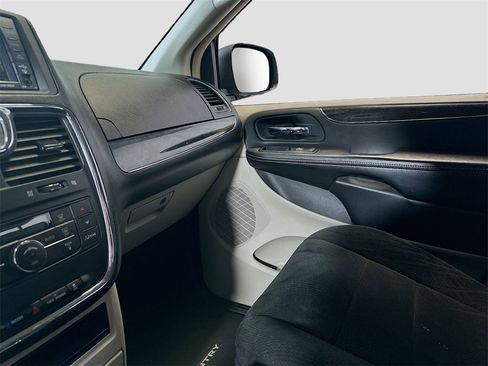 Used 2012 Chrysler Town & Country Touring image 22