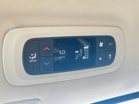 Used 2018 Chrysler Pacifica Limited w/ Advanced Safetytec Group FWD image 42