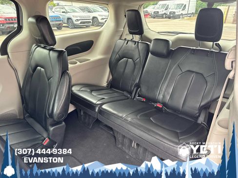 Used 2023 Chrysler Pacifica Touring-L FWD image 20