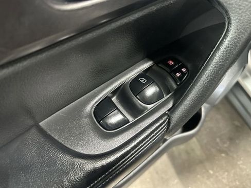 Used 2015 Nissan Rogue SV AWD/4WD image 19