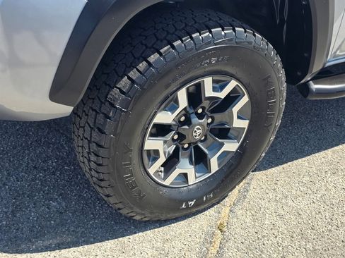 Used 2017 Toyota Tacoma TRD Off-Road AWD/4WD image 11