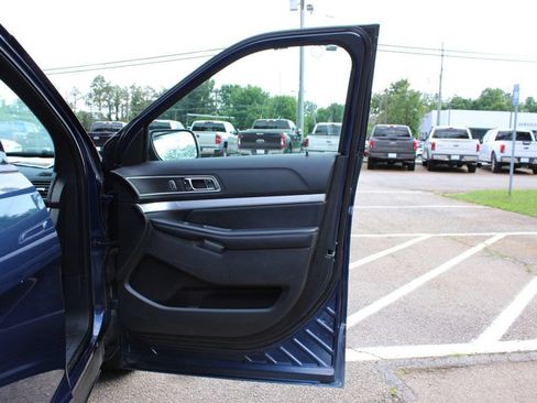 Used 2017 Ford Explorer XLT w/ Equipment Group 202A FWD image 29