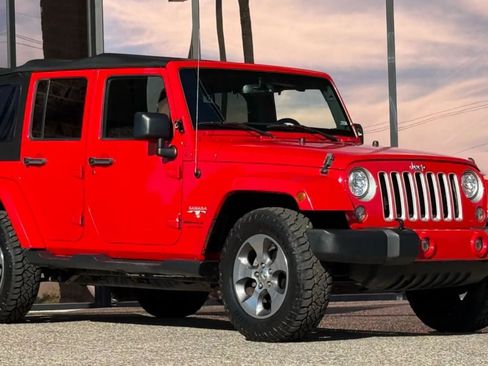 Used 2018 Jeep Wrangler Unlimited Sahara w/ Connectivity Group AWD/4WD image 19