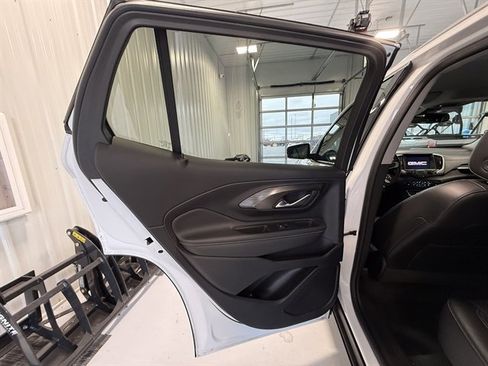 Used 2024 GMC Terrain SLT image 14