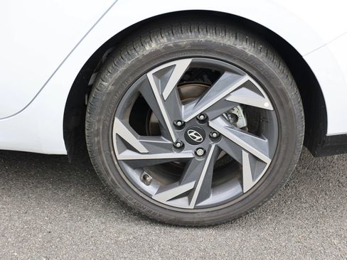 Certified 2025 Hyundai Elantra Limited FWD image 9