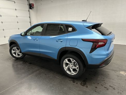 New 2026 Chevrolet Trax LS w/ LS Convenience Package FWD image 7