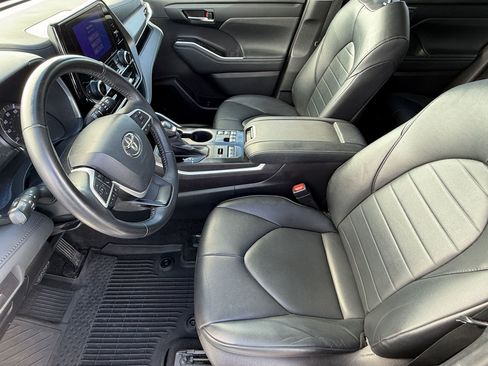 Used 2023 Toyota Highlander XLE AWD/4WD image 5