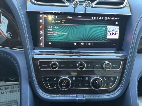 Used 2021 Bentley Bentayga AWD/4WD image 17