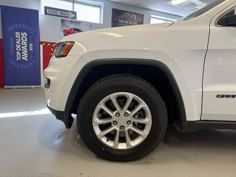Used 2022 Jeep Grand Cherokee Laredo E image 17