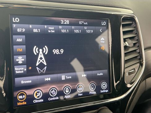 Used 2022 Jeep Grand Cherokee Laredo X image 15