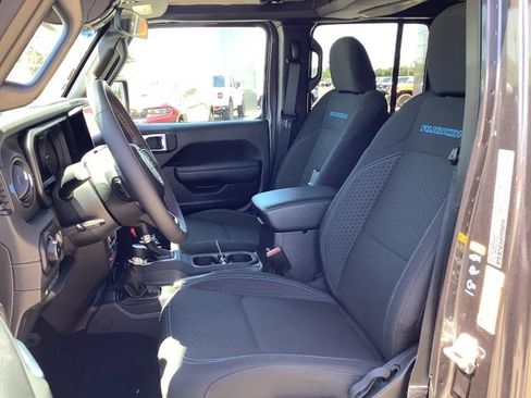 Used 2025 Jeep Wrangler Unlimited Rubicon 4xe w/ Convenience Group AWD/4WD image 8