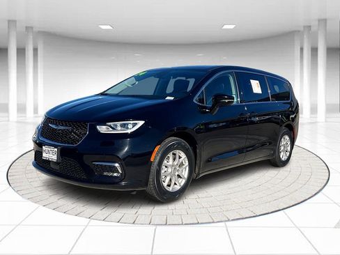 Used 2024 Chrysler Pacifica Touring-L image 1