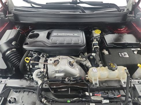 Used 2019 Jeep Cherokee Latitude Plus image 32