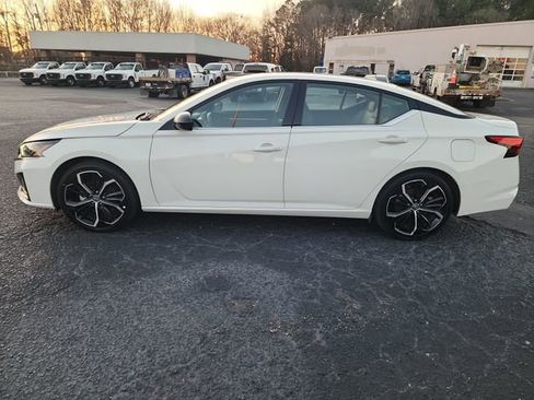 Used 2024 Nissan Altima 2.5 SR image 2