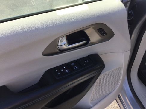 Used 2021 Chrysler Pacifica Touring-L image 16