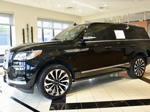 Used 2023 Lincoln Navigator Reserve AWD/4WD image 3