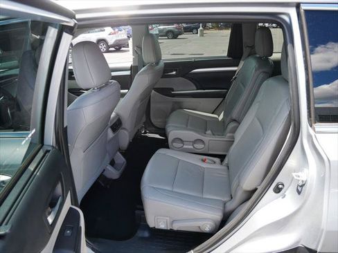 Certified 2019 Toyota Highlander XLE AWD/4WD image 11