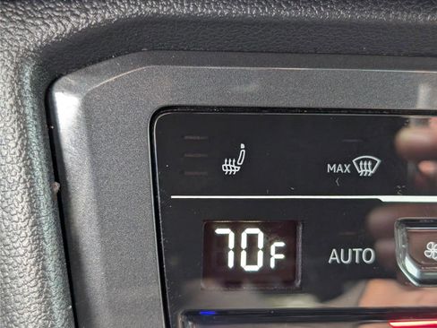 Used 2023 Volkswagen Tiguan SE w/ Panoramic Sunroof Package image 26