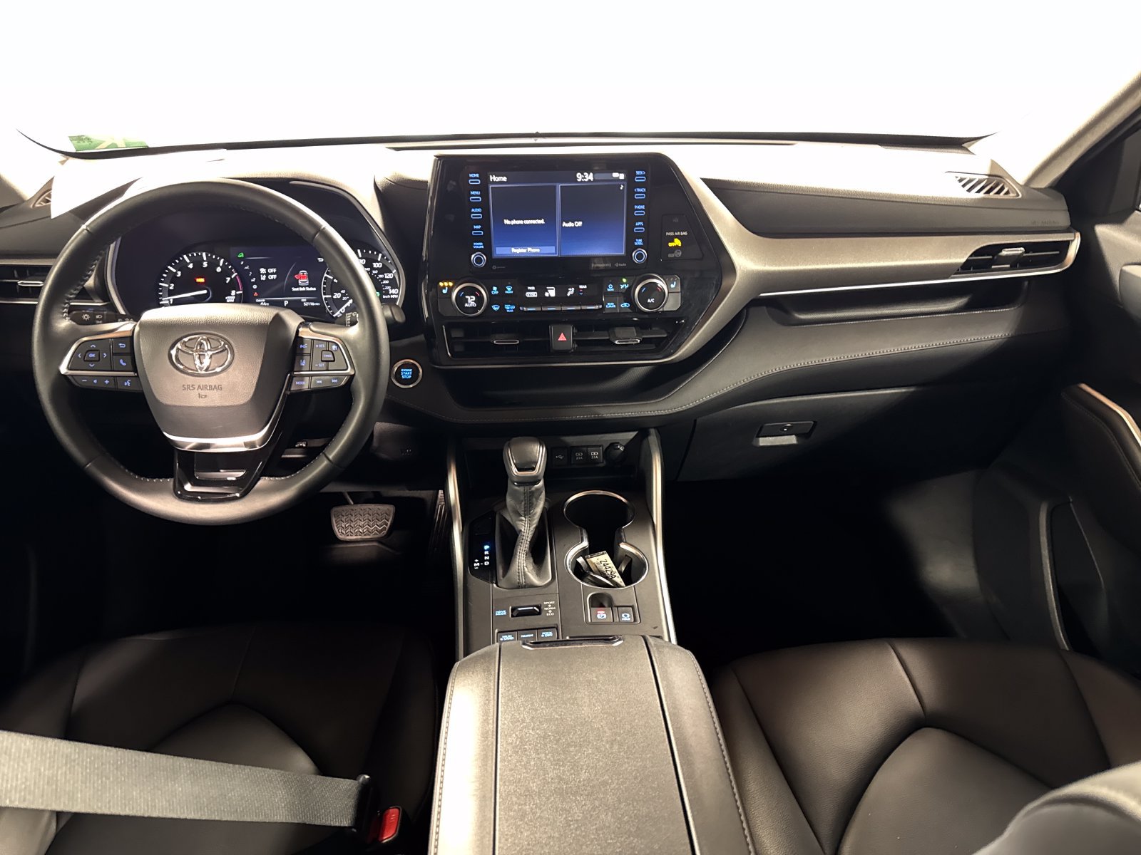 Used 2020 Toyota Highlander XLE AWD/4WD image 4