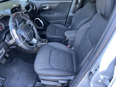 Used 2018 Jeep Renegade Latitude FWD image 10