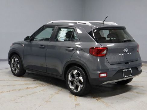 Used 2025 Hyundai Venue SEL FWD image 9