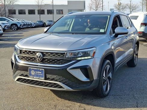 Certified 2023 Volkswagen Taos SE image 4