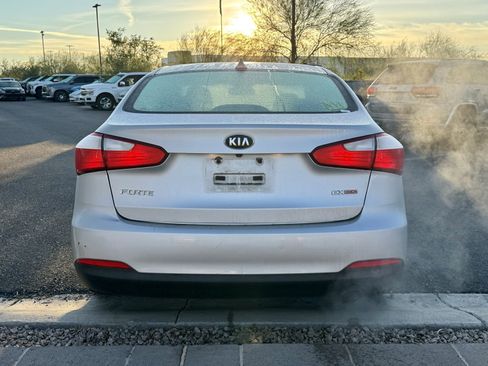 Used 2015 Kia Forte EX w/ UVO Package W/17" Alloys image 4