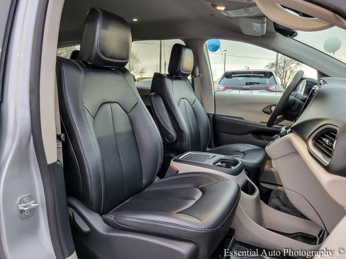 Used 2024 Chrysler Pacifica Touring-L image 31