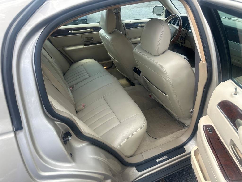 Used 2006 Lincoln Town Car Signature RWD image 35