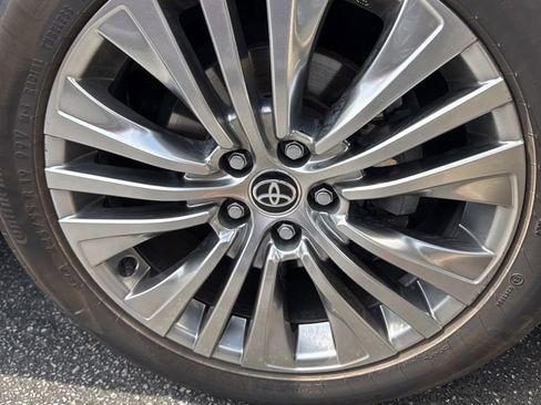 Used 2022 Toyota Venza XLE image 5