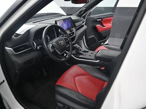 Used 2023 Toyota Highlander XSE FWD image 7