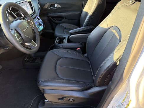 Used 2025 Chrysler Pacifica Select image 10
