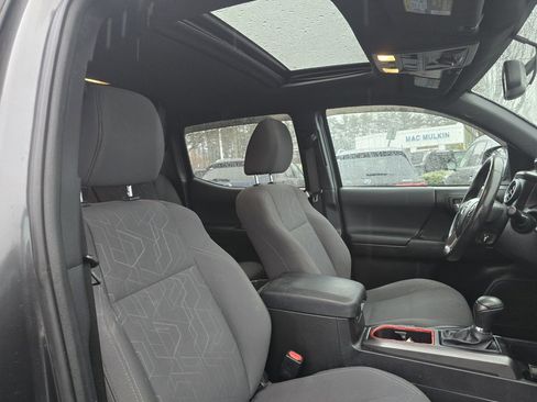 Certified 2016 Toyota Tacoma TRD Off-Road w/ Premium & Technology Package image 11