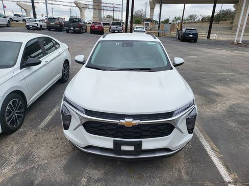 Used 2025 Chevrolet Trax LT w/ LT Convenience Package FWD image 2