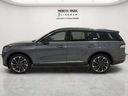 Used 2025 Lincoln Aviator Reserve w/ Equipment Group 201A AWD/4WD image 2