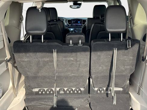 Used 2023 Chrysler Pacifica Touring-L FWD image 13