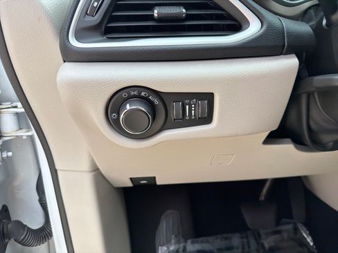 Used 2022 Chrysler Voyager LX FWD image 13