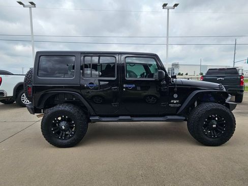 Used 2017 Jeep Wrangler Unlimited Sahara w/ Connectivity Group AWD/4WD image 4