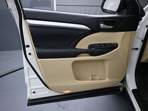 Used 2015 Toyota Highlander XLE image 16