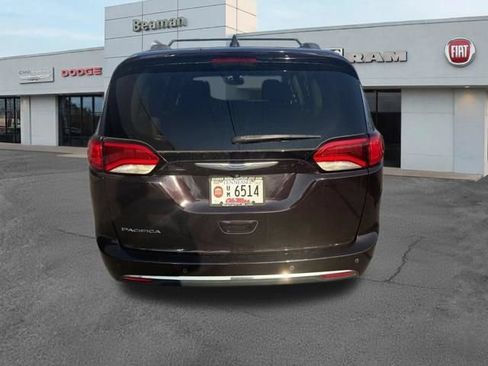 Used 2018 Chrysler Pacifica Touring-L FWD image 7