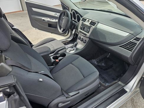 Used 2010 Chrysler Sebring Touring FWD image 10