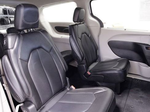 Used 2024 Chrysler Pacifica Touring-L image 20