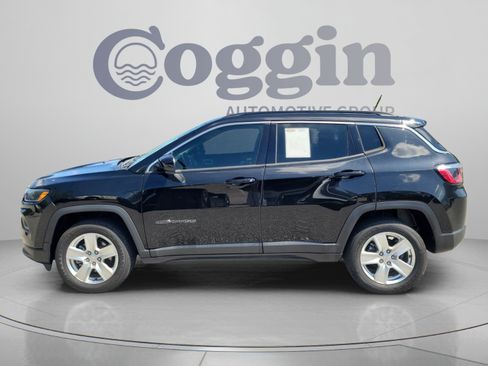 Used 2022 Jeep Compass Latitude w/ Sun and Sound Group AWD/4WD image 2