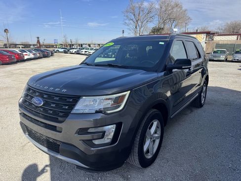 Used 2017 Ford Explorer XLT w/ Equipment Group 202A image 4