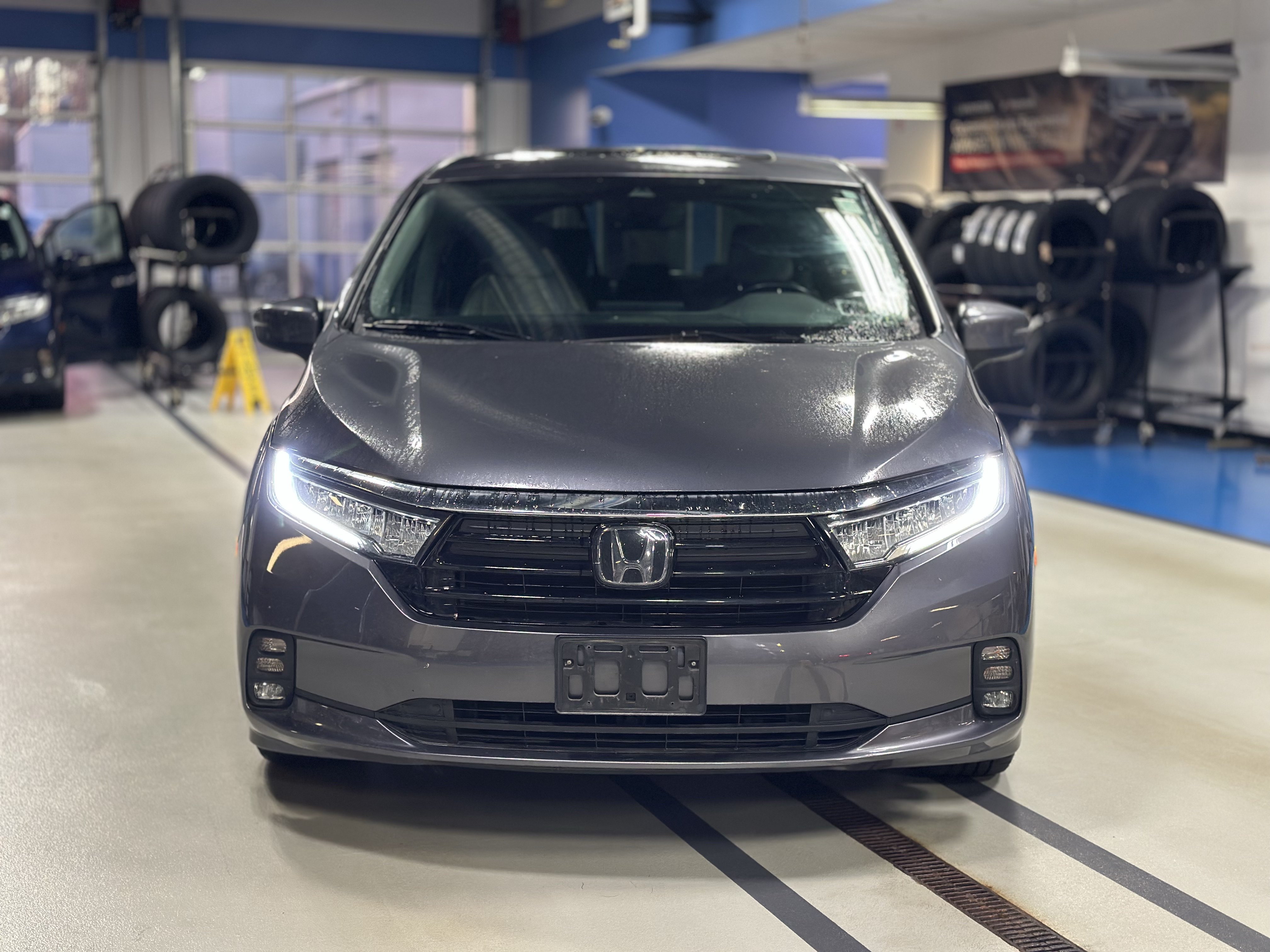 Used 2024 Honda Odyssey EX-L image 2