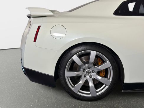 Used 2009 Nissan GT-R Premium AWD/4WD image 19