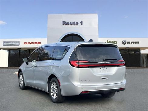 New 2026 Chrysler Pacifica Select image 4
