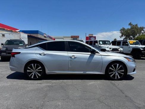 Used 2022 Nissan Altima 2.5 SR FWD image 2